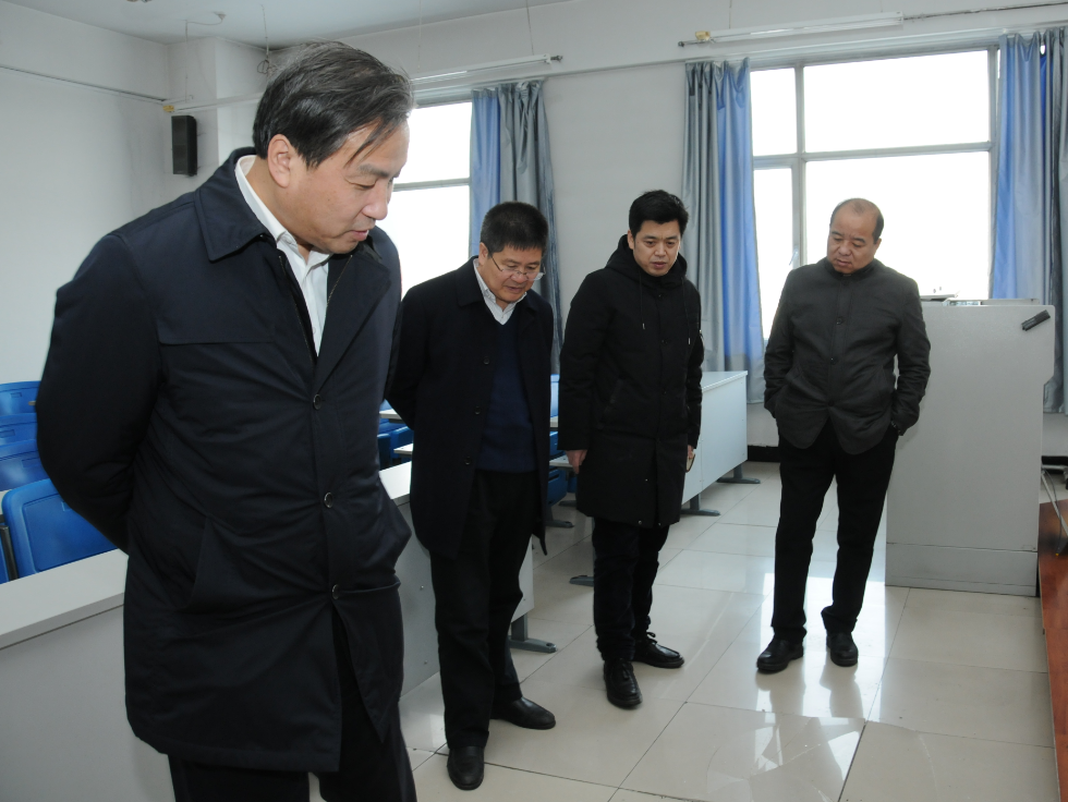 包校长一行听取黄平副处长汇报